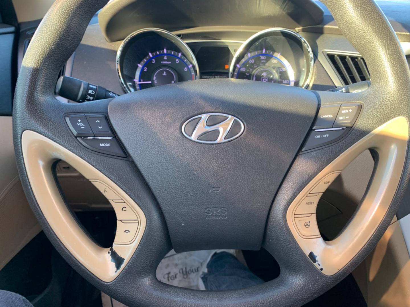 2014 White /Tan Hyundai Sonata (5NPEB4AC9EH) , AUTOMATIC transmission, located at 1830 North Belt Line Road, Irving, TX, 75061, (469) 524-0199, 32.834373, -96.993584 - Photo#14